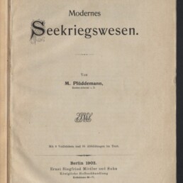 Titelblatt eines Buchs mit großem dekorativem Anfangsbuchstaben ‚S‘ und dem Titel „Modernes Seekriegswesen“, Autor M. Plüddemann, Druckangabe Berlin 1902 (Ernst Siegfried Mittler und Sohn), handschriftliche Notizen oben links und Stempel des Internationalen Maritimen Museums Hamburg unten links.