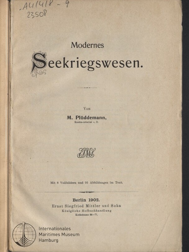 Titelblatt eines Buchs mit großem dekorativem Anfangsbuchstaben ‚S‘ und dem Titel „Modernes Seekriegswesen“, Autor M. Plüddemann, Druckangabe Berlin 1902 (Ernst Siegfried Mittler und Sohn), handschriftliche Notizen oben links und Stempel des Internationalen Maritimen Museums Hamburg unten links.