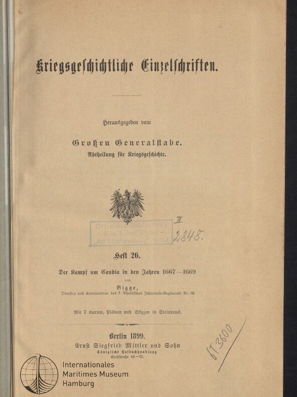 Titelblatt einer historischen deutschsprachigen Publikation ‚Kriegsgeschichtliche Einzelschriften‘ in Frakturschrift, mit preußischem Adlerwappen in der Mitte, gedruckten Veröffentlichungsangaben (Berlin 1899), einem Stempel, handschriftlicher Nummer und dem Vermerk/Logo des Internationalen Maritimen Museums Hamburg unten links.