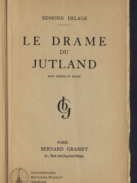 Titelblatt eines alten Buches von Edmond Delage mit großem französischen Titel ‚Le Drame du Jutland‘, dem Hinweis ‚avec cartes et plans‘, Verlagsangabe Bernard Grasset (Paris) und Stempel des Internationalen Maritimen Museums Hamburg.