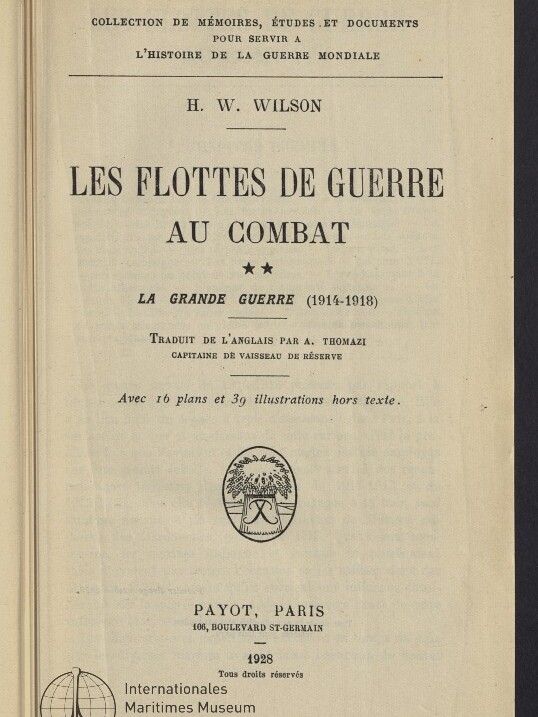 Titelblatt eines französischen Buches mit dem Titel „Les Flottes de Guerre au Combat“ von H. W. Wilson, Untertitel „La Grande Guerre (1914–1918)“, Angaben zum Übersetzer A. Thomazi, Verlagsangabe Payot, Paris 1928 und Stempel/Logo des Internationalen Maritimen Museums Hamburg.
