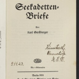 Titelblatt eines Buchs mit schwarzer Frakturschrift ‚Seekadetten‑Briefe‘ von Karl Gerstberger, handschriftlichen Anmerkungen rechts, Verlagshinweis Berlin 1914 und Stempel des Internationalen Maritimen Museums Hamburg unten links.