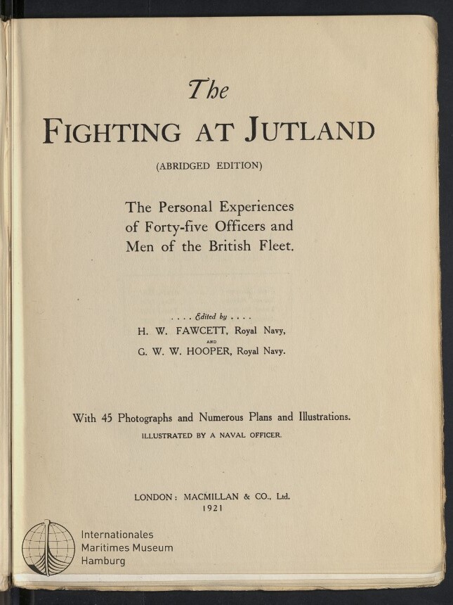Titelblatt eines Buches: »The Fighting at Jutland (Abridged Edition)« mit dem Untertitel »The Personal Experiences of Forty-five Officers and Men of the British Fleet«, genanntes Herausgeber-Duo H. W. Fawcett und G. W. W. Hooper, Verlagsangabe London: Macmillan & Co., 1921, Hinweis auf 45 Fotografien und ein rundes Museumssiegel »Internationales Maritimes Museum Hamburg« unten links.