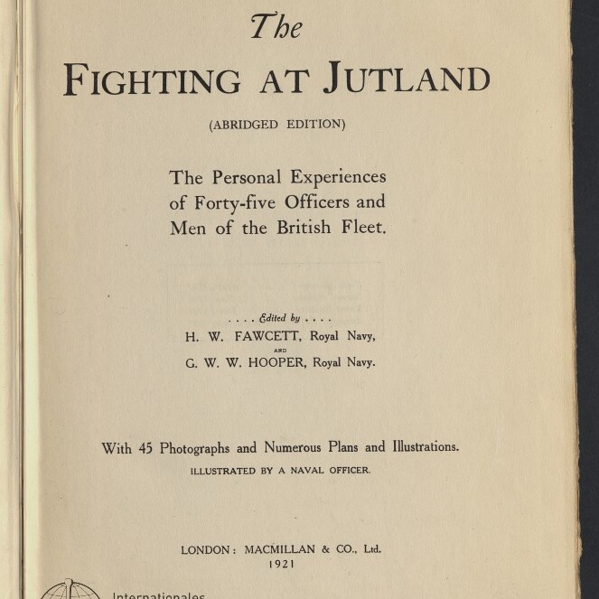 Titelblatt eines Buches: »The Fighting at Jutland (Abridged Edition)« mit dem Untertitel »The Personal Experiences of Forty-five Officers and Men of the British Fleet«, genanntes Herausgeber-Duo H. W. Fawcett und G. W. W. Hooper, Verlagsangabe London: Macmillan & Co., 1921, Hinweis auf 45 Fotografien und ein rundes Museumssiegel »Internationales Maritimes Museum Hamburg« unten links.