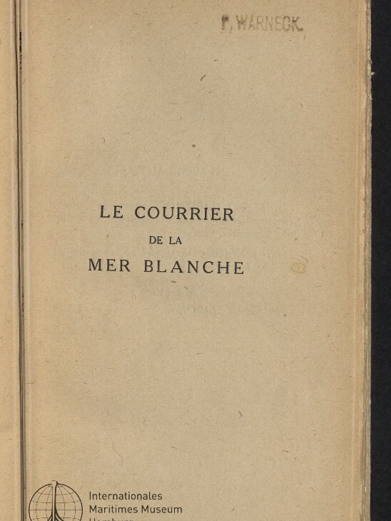 Vergilbtes Titelblatt eines Buches mit dem französischen Titel Le Courrier de la Mer Blanche, oben rechts ein verblasster Namensstempel P. Warneck und unten links das Logo sowie der Schriftzug des Internationalen Maritimen Museums Hamburg.