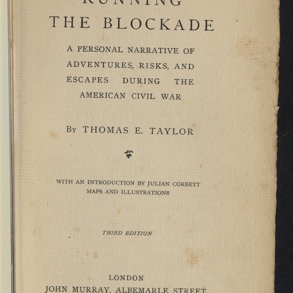 Titelblatt des Buches Running the Blockade von Thomas E. Taylor mit dem Untertitel A personal narrative of adventures, risks, and escapes during the American Civil War, Hinweis auf eine Einführung von Julian Corbett, Verlagsangabe London: John Murray, Albemarle Street 1897, Museumsstempel unten links und leicht vergilbtem, fleckigem Papier.