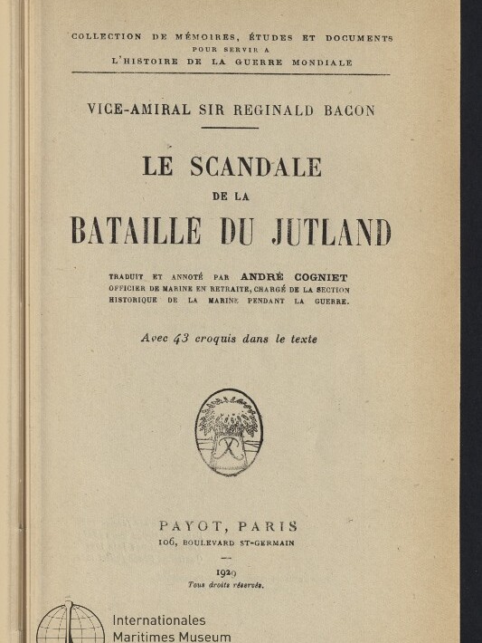 Titelblatt eines französischen Buches: großer Titel ‚Le scandale de la Bataille du Jutland‘ von Vice‑Amiral Sir Reginald Bacon, Übersetzer André Cogniet, Verlagsangabe Payot, Paris 1929, kleines Wappensiegel in der Mitte und Stempel des Internationalen Maritimen Museums Hamburg unten links.