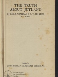 Titelblatt eines Buches mit der Überschrift THE TRUTH ABOUT JUTLAND, Autorangabe Rear‑Admiral J. E. T. Harper, Verlagsangabe London John Murray, Albemarle Street, W., sowie einem Stempel des Internationalen Maritimen Museums Hamburg auf vergilbtem, punktiert geflecktem Papier.