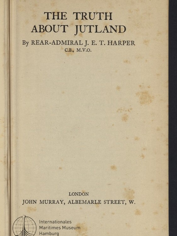 Titelblatt eines Buches mit der Überschrift THE TRUTH ABOUT JUTLAND, Autorangabe Rear‑Admiral J. E. T. Harper, Verlagsangabe London John Murray, Albemarle Street, W., sowie einem Stempel des Internationalen Maritimen Museums Hamburg auf vergilbtem, punktiert geflecktem Papier.