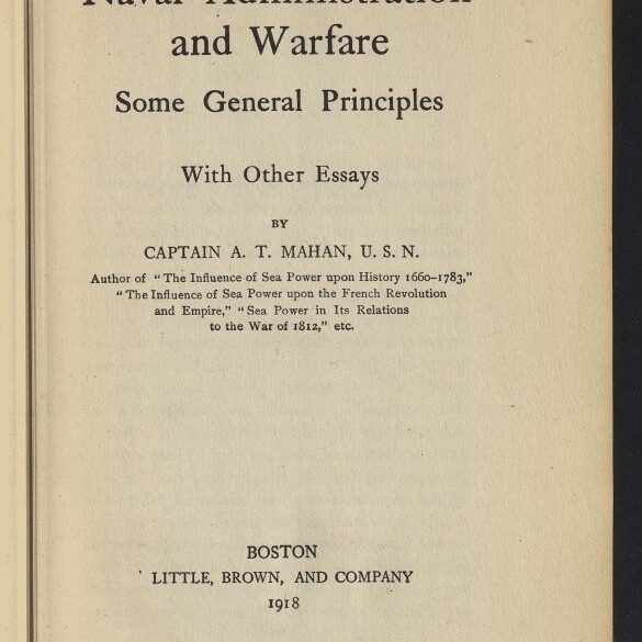 Titelseite eines Buches mit dem großen Titel „Naval Administration and Warfare — Some General Principles“ und dem Zusatz „With Other Essays“, Angabe eines Autors ohne Namensnennung, Verlagsangabe Boston: Little, Brown, and Company, 1918, sowie unten links ein rundes Logo und Stempel des Internationalen Maritimen Museums Hamburg.