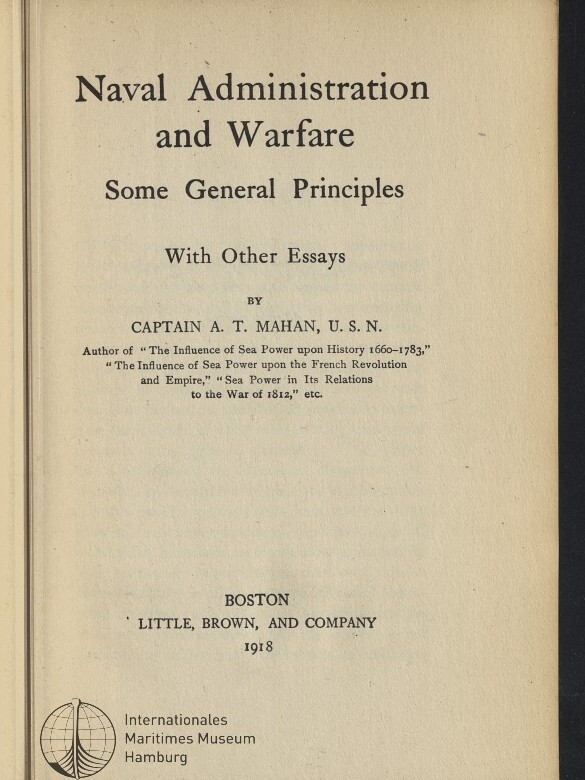 Titelseite eines Buches mit dem großen Titel „Naval Administration and Warfare — Some General Principles“ und dem Zusatz „With Other Essays“, Angabe eines Autors ohne Namensnennung, Verlagsangabe Boston: Little, Brown, and Company, 1918, sowie unten links ein rundes Logo und Stempel des Internationalen Maritimen Museums Hamburg.