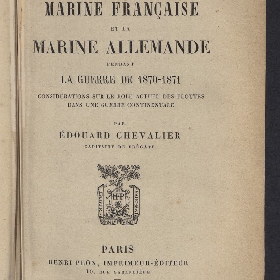 Titelblatt eines Buches von 1873 mit dem großen französischen Titel „La Marine Française et la Marine Allemande pendant la Guerre de 1870-1871“ von Édouard Chevalier, zentralem Wappen, Verlagsangabe Paris, Henri Plon, 1873 und einem Stempel des Internationalen Maritimen Museums Hamburg in der linken unteren Ecke.