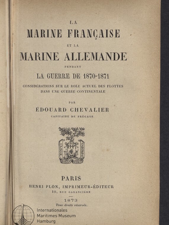 Titelblatt eines Buches von 1873 mit dem großen französischen Titel „La Marine Française et la Marine Allemande pendant la Guerre de 1870-1871“ von Édouard Chevalier, zentralem Wappen, Verlagsangabe Paris, Henri Plon, 1873 und einem Stempel des Internationalen Maritimen Museums Hamburg in der linken unteren Ecke.