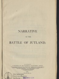 Titelseite einer alten Buchausgabe auf cremefarbenem Papier mit großem, zentriertem Titel ‚NARRATIVE OF THE BATTLE OF JUTLAND.‘ Darunter kleine Verlagsangaben (London, 1924) sowie Stempel des Internationalen Maritimen Museums Hamburg und ein violetter Stempel ‚WESTERN CLUB‘.