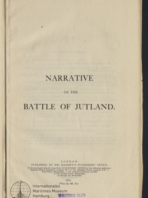 Titelseite einer alten Buchausgabe auf cremefarbenem Papier mit großem, zentriertem Titel ‚NARRATIVE OF THE BATTLE OF JUTLAND.‘ Darunter kleine Verlagsangaben (London, 1924) sowie Stempel des Internationalen Maritimen Museums Hamburg und ein violetter Stempel ‚WESTERN CLUB‘.