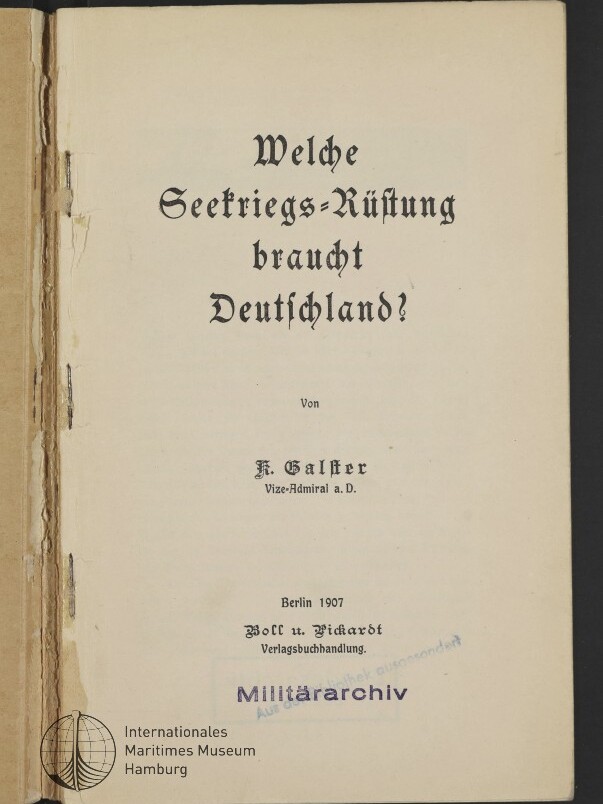 Titelseite eines deutschen Buchs von 1907 mit Frakturtitel Welche Seetriegs-Rüstung braucht Deutschland?, gedruckten Verlags- und Autorenangaben (ohne Namensnennung), einem lila Stempel Militärarchiv und dem Logo des Internationalen Maritimen Museums Hamburg unten links.