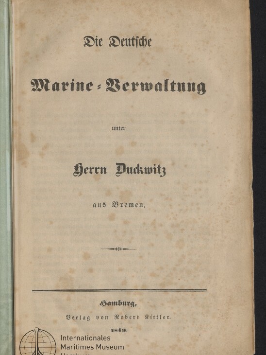 Titelblatt eines alten Buches in schwarzer Frakturschrift mit der Überschrift „Die Deutsche Marine-Verwaltung unter Herrn Duckwitz aus Bremen“, darunter Verlagsangabe „Hamburg, Verlag von Robert Kittler, 1849“ und ein Stempel des Internationalen Maritimen Museums Hamburg; vergilbtes und fleckiges Papier mit sichtbarem Buchfalz links.