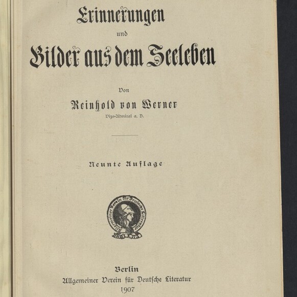 Titelseite eines Buches von 1907 mit schwarzer Frakturschrift: »Erinnerungen und Bilder aus dem Seeleben« von Reinhold von Werner (neunte Auflage), Verlagsangabe Berlin, Verlag Allgemeiner Verein für Deutsche Literatur, mit rundem Stempel und Aufdruck des Internationalen Maritimen Museums Hamburg.