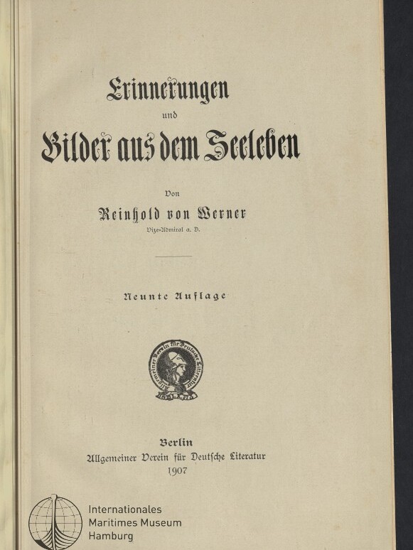 Titelseite eines Buches von 1907 mit schwarzer Frakturschrift: »Erinnerungen und Bilder aus dem Seeleben« von Reinhold von Werner (neunte Auflage), Verlagsangabe Berlin, Verlag Allgemeiner Verein für Deutsche Literatur, mit rundem Stempel und Aufdruck des Internationalen Maritimen Museums Hamburg.