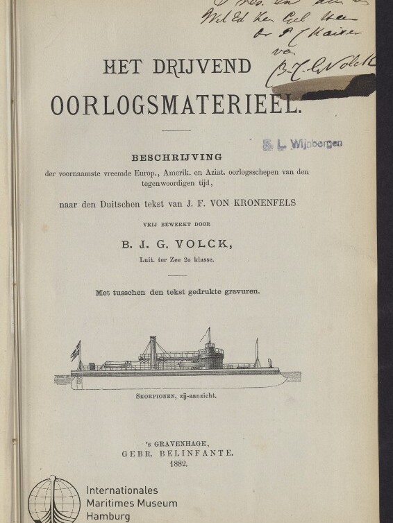 Titelblatt eines niederländischen Buchs „Het Drijvend Oorlogsmaterieel“ (1882) mit gedrucktem Titel, Autoren- und Verlagsangaben, handschriftlicher Widmung oben rechts, Stempel ‚B. L. Wijbergen‘, kleiner Seitenansicht eines Kriegsschiffs als Gravur und Museumslogo unten links.