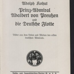 Titelblatt einer deutschen Publikation (1913) mit schwarzer Frakturschrift: Adolph Kohut — Prinz‑Admiral Adalbert von Preußen und die Deutsche Flotte, darunter der Untertitel Bilder aus dem Leben und Wirken des ersten deutschen Admirals, ein rundes Emblem in der Mitte sowie Verlagsangaben und das Logo des Internationalen Maritimen Museums Hamburg.