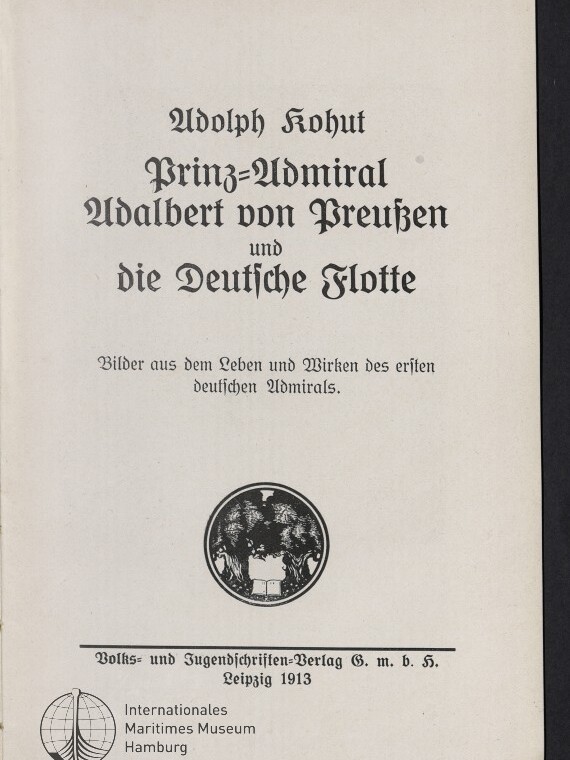 Titelblatt einer deutschen Publikation (1913) mit schwarzer Frakturschrift: Adolph Kohut — Prinz‑Admiral Adalbert von Preußen und die Deutsche Flotte, darunter der Untertitel Bilder aus dem Leben und Wirken des ersten deutschen Admirals, ein rundes Emblem in der Mitte sowie Verlagsangaben und das Logo des Internationalen Maritimen Museums Hamburg.