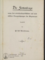 Titelblatt eines 1904 in Leipzig erschienenen Buches mit dem großen Frakturtitel »Die Flottenfrage«, Untertitel und Autorennamen Erich Neuhaus in schwarzer Schrift, Verlagsangaben unten, ornamentaler Schmuck, handschriftliche Markierung, Stempel des Internationalen Maritimen Museums Hamburg und leicht bräunliche Stockflecken auf dem Papier.