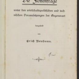 Titelblatt eines 1904 in Leipzig erschienenen Buches mit dem großen Frakturtitel »Die Flottenfrage«, Untertitel und Autorennamen Erich Neuhaus in schwarzer Schrift, Verlagsangaben unten, ornamentaler Schmuck, handschriftliche Markierung, Stempel des Internationalen Maritimen Museums Hamburg und leicht bräunliche Stockflecken auf dem Papier.