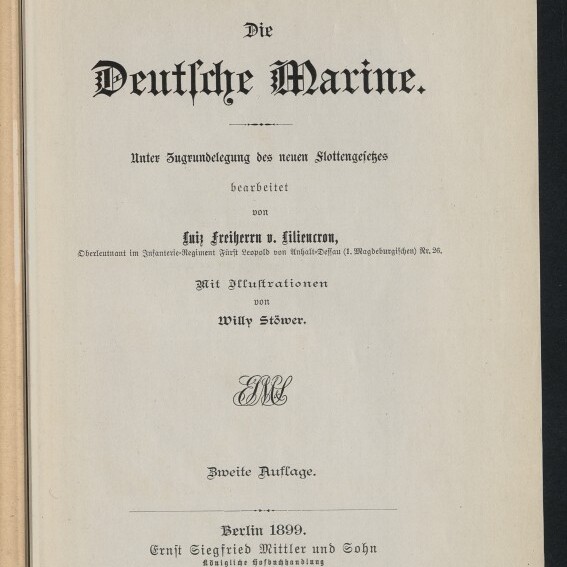 Titelblatt einer Buchseite mit großem Frakturtitel „Die Deutsche Marine“, darunter Verlagshinweise und Autorenangabe (Luis Freiherrn v. Liliencron), Hinweis auf Illustrationen von Willy Stöwer, Veröffentlichungsangabe Berlin 1899; oben handschriftliche Bleistiftnotizen und unten links Stempel/Logo des Internationalen Maritimen Museums Hamburg.