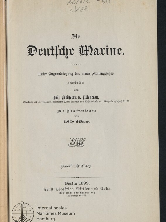 Titelblatt einer Buchseite mit großem Frakturtitel „Die Deutsche Marine“, darunter Verlagshinweise und Autorenangabe (Luis Freiherrn v. Liliencron), Hinweis auf Illustrationen von Willy Stöwer, Veröffentlichungsangabe Berlin 1899; oben handschriftliche Bleistiftnotizen und unten links Stempel/Logo des Internationalen Maritimen Museums Hamburg.