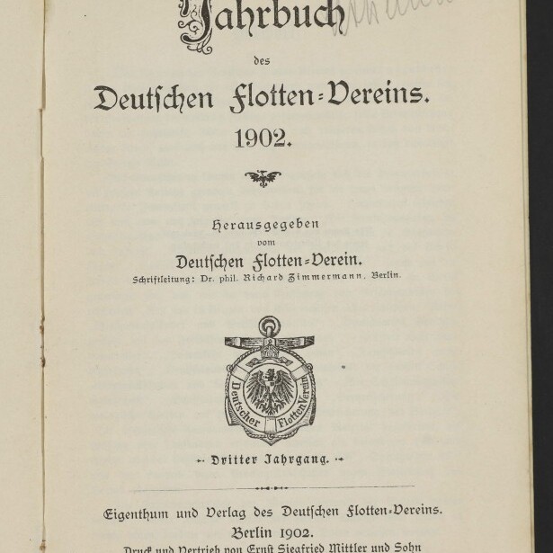 Titelblatt des Jahrbuchs des Deutschen Flotten-Vereins 1902 mit dekorativer schwarzer Frakturschrift, einem Anker-Wappen in der Bildmitte, Verlagsangaben unten, Museumsstempel links unten und Bleistiftkritzel oben rechts.