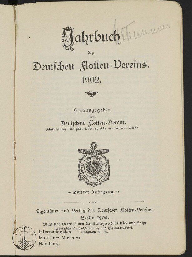 Titelblatt des Jahrbuchs des Deutschen Flotten-Vereins 1902 mit dekorativer schwarzer Frakturschrift, einem Anker-Wappen in der Bildmitte, Verlagsangaben unten, Museumsstempel links unten und Bleistiftkritzel oben rechts.