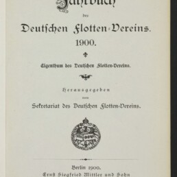 Titelblatt des „Jahrbuch des Deutschen Flotten-Vereins. 1900“ in dekorativer Frakturschrift mit ornamentalem Anfangsbuchstaben, Vereinswappen in der Mitte und Verlagsangaben (Berlin 1900) sowie dem Logo des Internationalen Maritimen Museums Hamburg unten links.