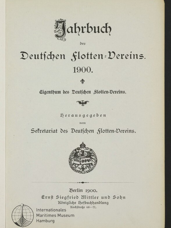 Titelblatt des „Jahrbuch des Deutschen Flotten-Vereins. 1900“ in dekorativer Frakturschrift mit ornamentalem Anfangsbuchstaben, Vereinswappen in der Mitte und Verlagsangaben (Berlin 1900) sowie dem Logo des Internationalen Maritimen Museums Hamburg unten links.