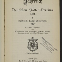 Titelblatt des Jahrbuchs des Deutschen Flotten-Vereins 1901 mit dekorativem Wappen in der Mitte, gedruckten Verlagshinweisen unten, einem runden Stempel rechts, dem Logo des Internationalen Maritimen Museums Hamburg unten links und einer handschriftlichen Notiz oben rechts.
