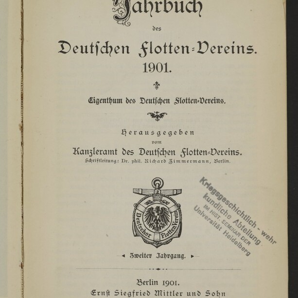 Titelblatt des Jahrbuchs des Deutschen Flotten-Vereins 1901 mit dekorativem Wappen in der Mitte, gedruckten Verlagshinweisen unten, einem runden Stempel rechts, dem Logo des Internationalen Maritimen Museums Hamburg unten links und einer handschriftlichen Notiz oben rechts.