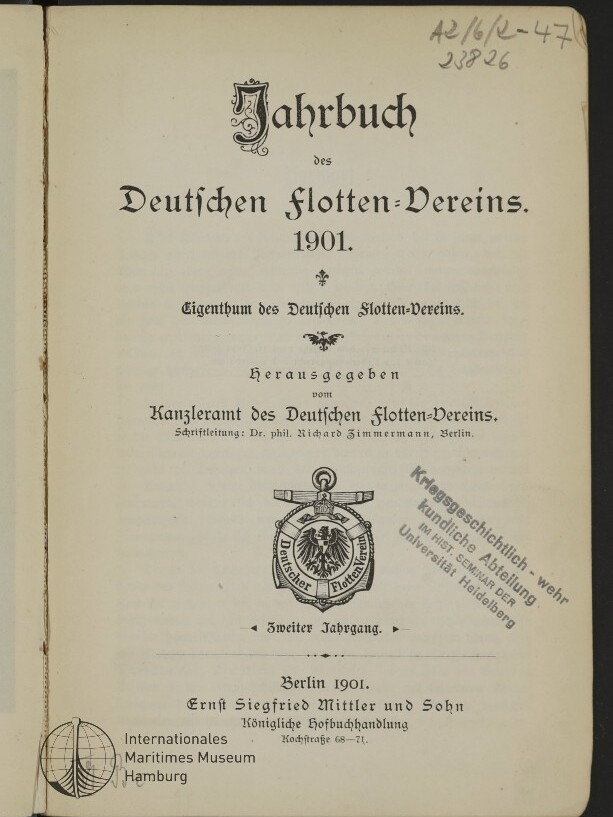 Titelblatt des Jahrbuchs des Deutschen Flotten-Vereins 1901 mit dekorativem Wappen in der Mitte, gedruckten Verlagshinweisen unten, einem runden Stempel rechts, dem Logo des Internationalen Maritimen Museums Hamburg unten links und einer handschriftlichen Notiz oben rechts.