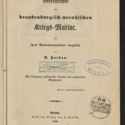 Altes Titelblatt der 1856 in Berlin erschienenen Schrift 'Geschichte der brandenburgisch-preußischen Kriegs-Marine' von A. Jordan, mit handschriftlicher Signatur oben links, mehreren Bibliotheksstempeln (grüner Rechteckstempel, ovaler 'Wehrkreisbücherei Breslau' und runder Stempel) sowie dem Stempel des Internationalen Maritimen Museums Hamburg.