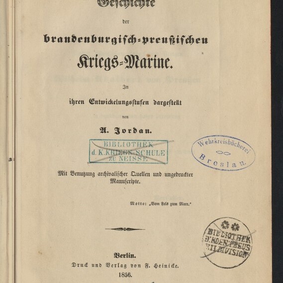 Altes Titelblatt der 1856 in Berlin erschienenen Schrift 'Geschichte der brandenburgisch-preußischen Kriegs-Marine' von A. Jordan, mit handschriftlicher Signatur oben links, mehreren Bibliotheksstempeln (grüner Rechteckstempel, ovaler 'Wehrkreisbücherei Breslau' und runder Stempel) sowie dem Stempel des Internationalen Maritimen Museums Hamburg.