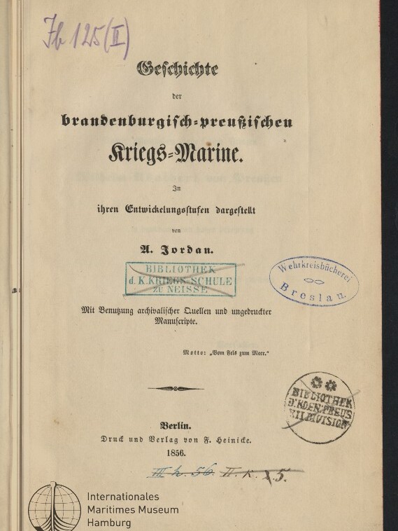 Altes Titelblatt der 1856 in Berlin erschienenen Schrift 'Geschichte der brandenburgisch-preußischen Kriegs-Marine' von A. Jordan, mit handschriftlicher Signatur oben links, mehreren Bibliotheksstempeln (grüner Rechteckstempel, ovaler 'Wehrkreisbücherei Breslau' und runder Stempel) sowie dem Stempel des Internationalen Maritimen Museums Hamburg.