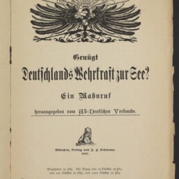 Titelseite einer vergilbten Broschüre von 1897 mit großem schwarzen Reichsadler oben, dem Frakturtitel „Genügt Deutschlands Wehrkraft zur See? Ein Mahnruf“, Verlagsangaben darunter und dem Stempel des Internationalen Maritimen Museums Hamburg in der linken unteren Ecke.