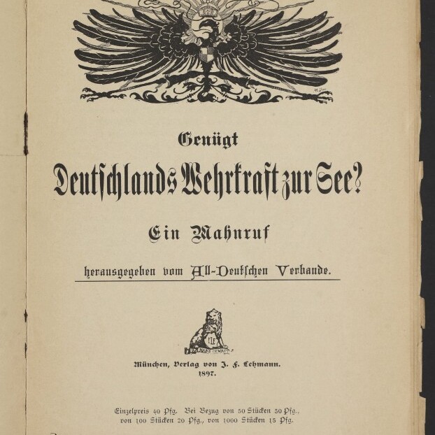 Titelseite einer vergilbten Broschüre von 1897 mit großem schwarzen Reichsadler oben, dem Frakturtitel „Genügt Deutschlands Wehrkraft zur See? Ein Mahnruf“, Verlagsangaben darunter und dem Stempel des Internationalen Maritimen Museums Hamburg in der linken unteren Ecke.