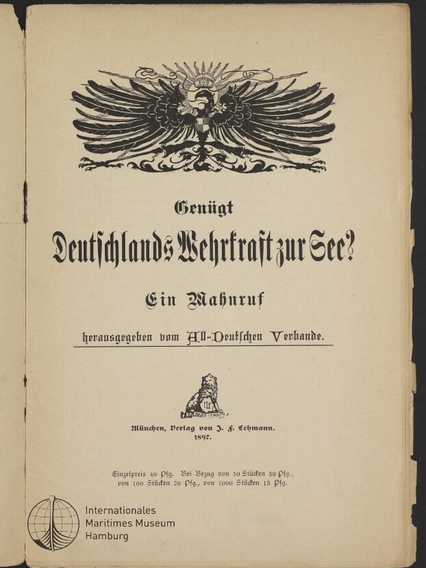 Titelseite einer vergilbten Broschüre von 1897 mit großem schwarzen Reichsadler oben, dem Frakturtitel „Genügt Deutschlands Wehrkraft zur See? Ein Mahnruf“, Verlagsangaben darunter und dem Stempel des Internationalen Maritimen Museums Hamburg in der linken unteren Ecke.