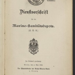 Titelseite einer Dienstvorschrift von 1902 mit dem Titel ‚Dienstvorschrift für die Marine‑Sanitätsdepots‘, rundem Stempel ‚Kaiserliche Marine Sanitätsdepot Kiel‘ oben, dem Reichsadler‑Emblem in der Mitte, dem Vermerk ‚Entwurf‘ sowie dem Datum ‚Berlin, den 2. Mai 1902‘ und einem Museumsstempel unten links.