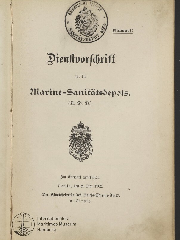 Titelseite einer Dienstvorschrift von 1902 mit dem Titel ‚Dienstvorschrift für die Marine‑Sanitätsdepots‘, rundem Stempel ‚Kaiserliche Marine Sanitätsdepot Kiel‘ oben, dem Reichsadler‑Emblem in der Mitte, dem Vermerk ‚Entwurf‘ sowie dem Datum ‚Berlin, den 2. Mai 1902‘ und einem Museumsstempel unten links.