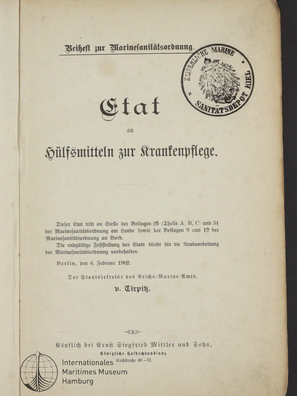 Titelseite eines historischen Dokuments in Frakturschrift mit der Überschrift „Etat an Hilfsmitteln zur Krankenpflege“, dem Schriftzug „Beiheft zur Marinesanitätsordnung“ oben, einem runden Siegel „Kaiserliche Marine – Sanitätsdepot Kiel“ oben rechts, dem Datum „Berlin, den 6. Februar 1902“ und einem Stempel des Internationalen Maritimen Museums Hamburg unten links.