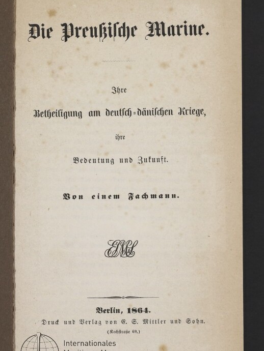 Titelblatt eines 1864 erschienenen Buches ‚Die Preußische Marine‘ in Frakturschrift mit Untertitel zur Beteiligung am deutsch-dänischen Krieg und der Angabe ‚Von einem Fachmann‘, Verlagszeile ‚Berlin, 1864. Druck und Verlag von C. G. Mittler und Sohn‘, braunen Altersflecken und Stempel des Internationalen Maritimen Museums Hamburg.
