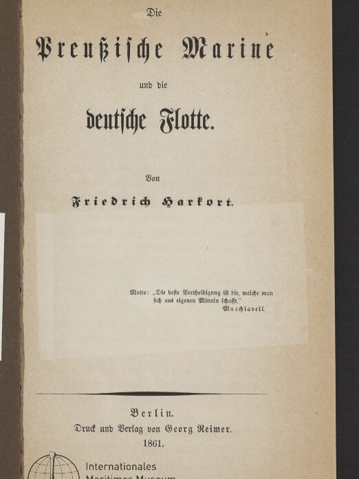Titelblatt eines Buches in Frakturschrift: „Die Preußische Marine und die deutsche Flotte“ von Friedrich Harfort, mit einem kurzen Motto, der Verlagsangabe „Berlin. Druck und Verlag von Georg Reimer. 1861“ und einem Stempel „Internationales Maritimes Museum Hamburg“ mit Globus-Logo unten links.