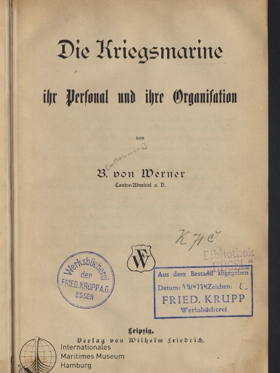 Titelblatt eines alten Buches in Frakturschrift mit dem großen Titel „Die Kriegsmarine — ihr Personal und ihre Organisation“, Autorenangabe „B. von Werner“, mehreren Stempeln und handschriftlichen Notizen sowie Verlagsangabe „Leipzig, Verlag von Wilhelm Friedrich“.