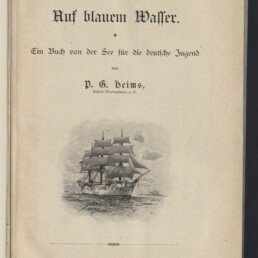 Titelblatt des Buches „Auf blauem Wasser“ mit Untertitel „Ein Buch von der See für die deutsche Jugend“, Autor P. G. Heims, einer Schwarzweiß-Radierung eines dreimastigen Segelschiffs vor Küste sowie Verlagsangabe und Stempel des Internationalen Maritimen Museums Hamburg (1905).